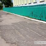 Тротуар вблизи второй школы Чечерска ждет преображения