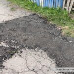 Часть дорожки недалеко от второй школы в Чечерске восстановили, но вопросы остались