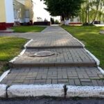 Высокий бордюр на пешеходной дорожке в Чечерске создает преграду