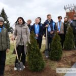 В Чечерске юные миротворцы дополнили памятное место туями