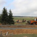 На монументе отселенным деревням в Чечерске идет благоустройство