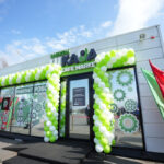 За прилавком – робот: на АЗС под Гомелем заработал уникальный для страны торговый павильон