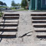 Яма у пандуса около многоквартирного дома в Чечерске мешает движению пешеходов