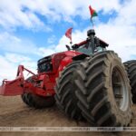 Лукашенко в Праздник труда ознакомился с “космическим кораблем” в отечественном тракторостроении