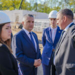 Губернатор Иван Крупко оценил ход строительства средней школы в Ченках