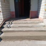 Ступеньки подъездов многоквартирного дома в Чечерске привели в порядок